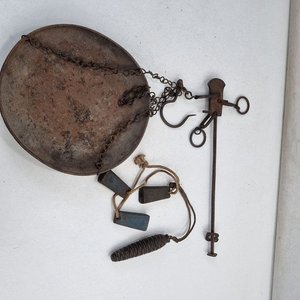 Antigua Balanza Romana de Hierro con Pesas y Cadenas - imagen 7