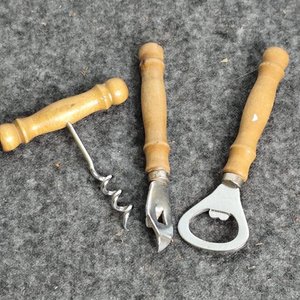 Sacacorchos y Abrebotellas de Metal con Mangos de Madera - imagen 3