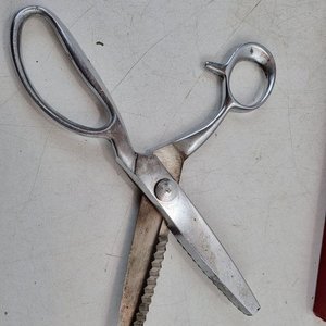 Tijera de Costura con Filo Dentado Tipo Serrucho y Estuche - imagen 4
