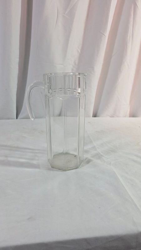Jarra de Vidrio Transparente con Asa y Diseño Octogonal