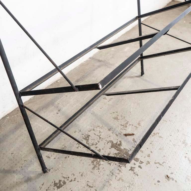 Estructura metálica con estantes de madera para almacenamiento - imagen 2