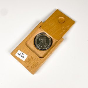 Lote siguiente: Moneda de 2000 Pesetas de España, Visita del Rey Juan Carlos I, 1991, Estuche de Madera