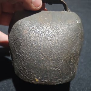 Lote anterior: Cencerro Antiguo Raro de Metal con Asa y Grabados