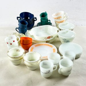 Lote siguiente: Lote de Vajilla de Vidrio Blanco y Melamina: Tazas, Platillos, Azucarero y Pocillos