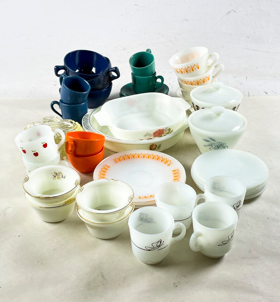 Lote de Vajilla de Vidrio Blanco y Melamina: Tazas, Platillos, Azucarero y Pocillos
