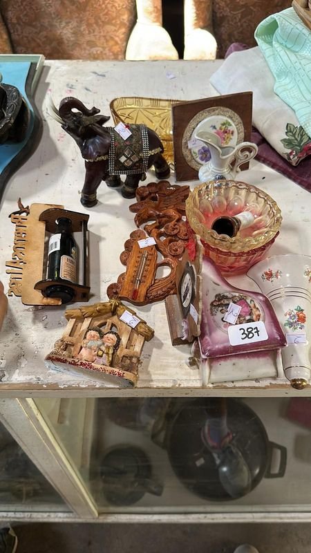 Colección de adornos decorativos variados