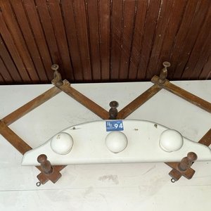 Lote de 2 Percheros: Uno Blanco Plegable y Otro de Madera Extensible - imagen 3