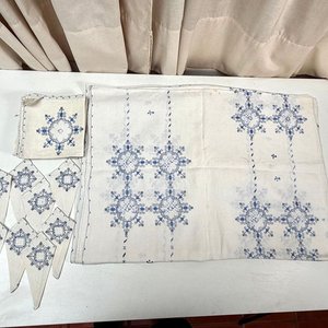 Mantel Blanco con Bordado Azul y Servilletas - imagen 3