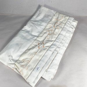 Lote siguiente: Mantel de Hilo Blanco y Beige Bordado
