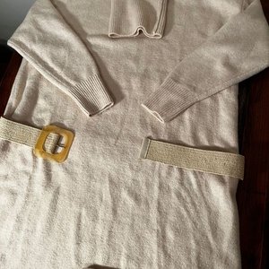 Buzo de Lana Cremoso con Cinturón y Bordado Frontal Talle XL - imagen 7