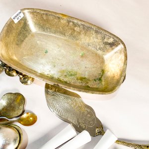 Lote de Cuchillos, Cucharones y Utensilios de Metal con Detalles Azules - imagen 4