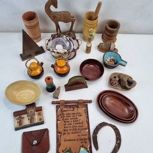 Lote de Adornos y Objetos Varios: Figura de Ciervo, Recipientes, Herradura y Placa - imagen 3