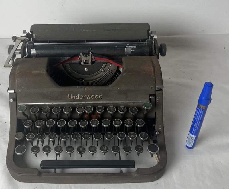 Máquina de escribir clásica para escritura manual - imagen 3