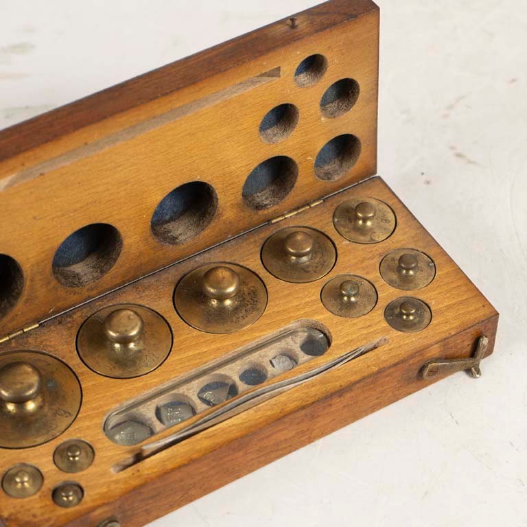 Estuche de madera con pesas de bronce - imagen 2