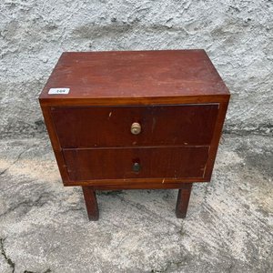 Lote siguiente: Mesa de Luz de Madera con Dos Cajones