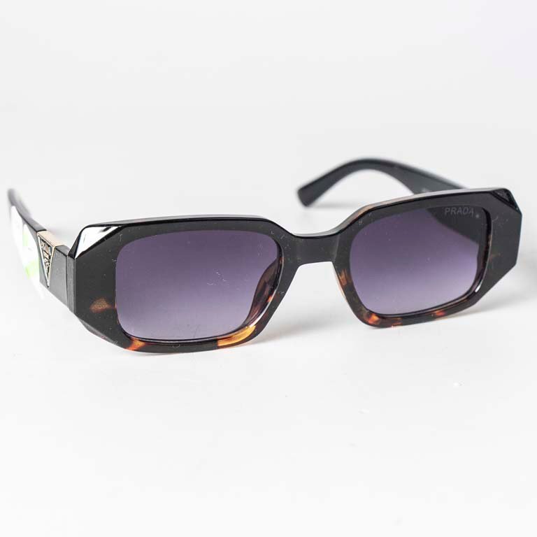 Lote anterior: Lentes de sol Prada con marco rectangular y patrón tortuga