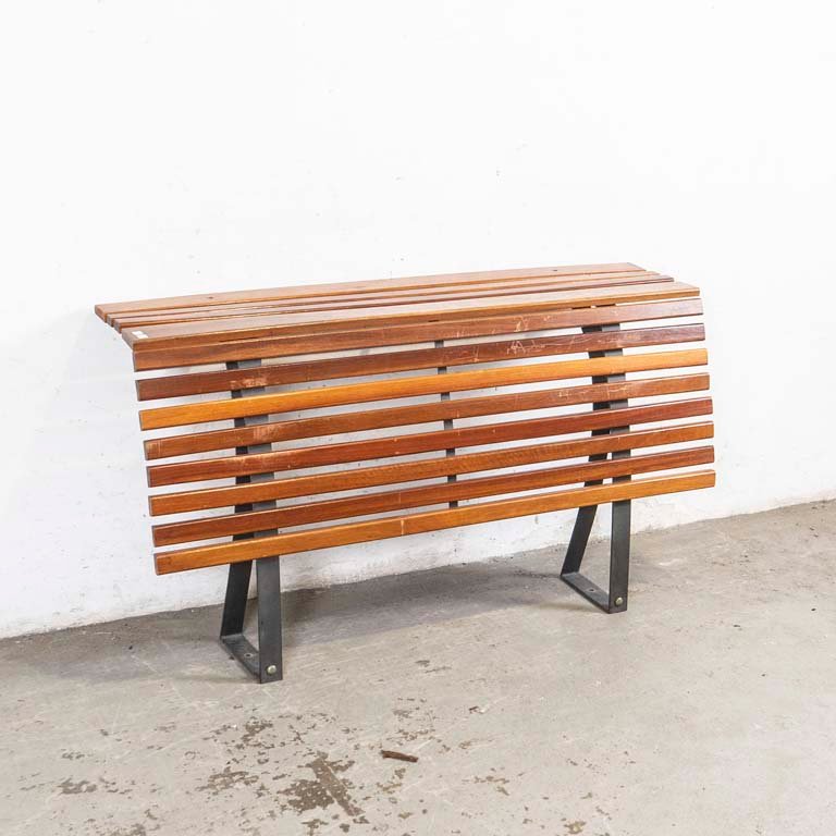 Lote siguiente: Banco de madera y metal con respaldo para bancas