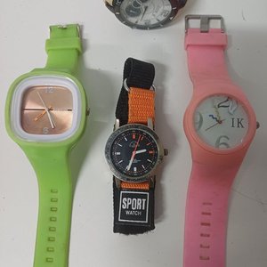Lote de 11 Relojes Variados: Rosado, Verde, Negro y Más - imagen 5