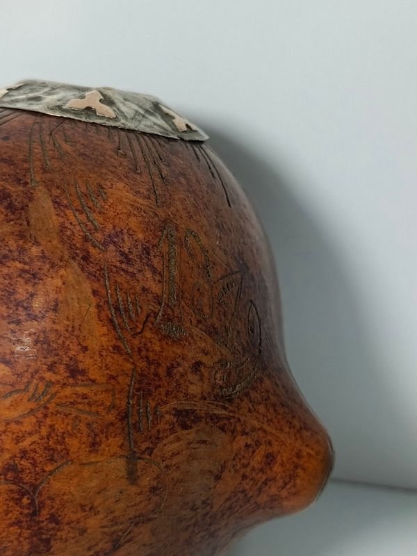 Mate galleta de calabaza con virola de plata y oro, tallado a mano - imagen 3