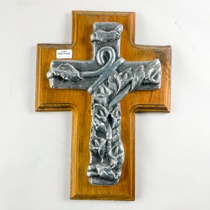 Cruz de Madera y Peltre con Diseño Religioso - imagen 1