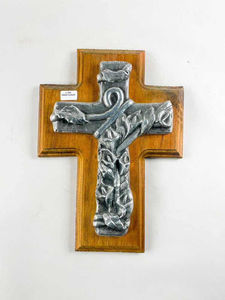 Cruz de Madera y Peltre con Diseño Religioso