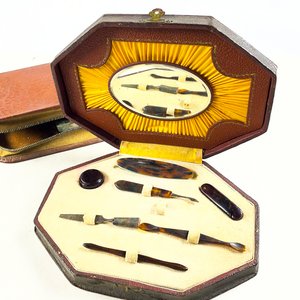 Dos Estuches Antiguos de Tocador con Accesorios - imagen 3