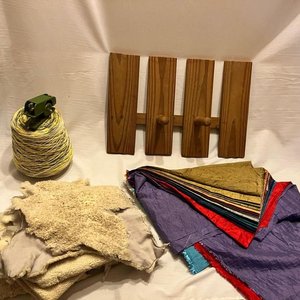 Lote de Materiales Textiles y Perchero Rústico de Madera - imagen 1