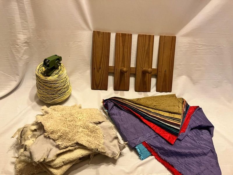 Lote de Materiales Textiles y Perchero Rústico de Madera