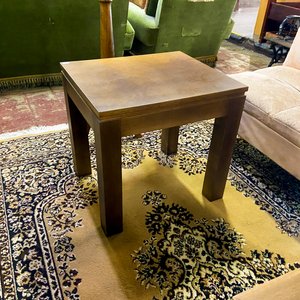 Sofá de Cuero Negro y Mesa Auxiliar de Madera - imagen 1