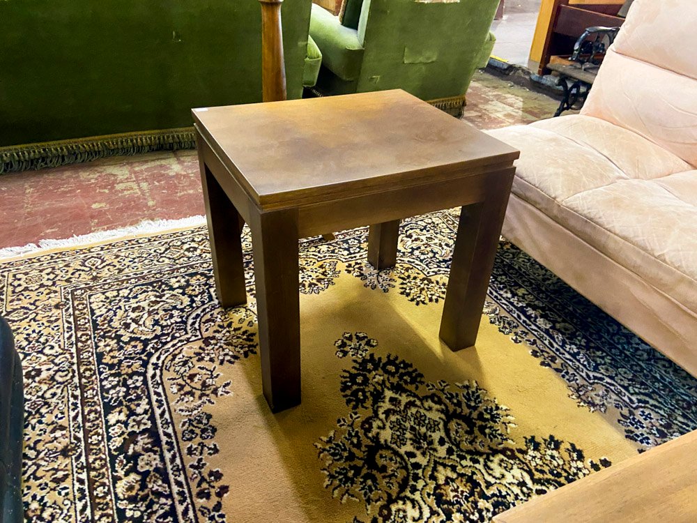 Sofá de Cuero Negro y Mesa Auxiliar de Madera