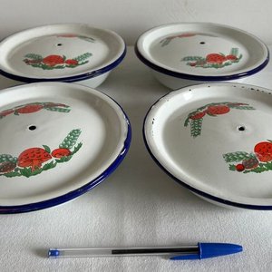 Lote siguiente: Set de 4 Bowls Esmaltados Blancos con Tapa y Diseño de Frutas Rojas y Hongos