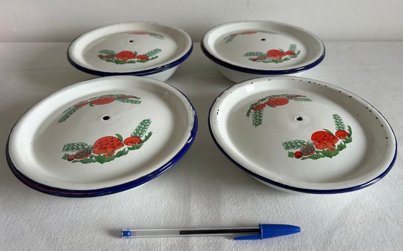 Set de 4 Bowls Esmaltados Blancos con Tapa y Diseño de Frutas Rojas y Hongos