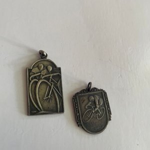 Lote anterior: Lote de 2 Medallas Plateadas de Ciclistas Estilo Art Nouveau