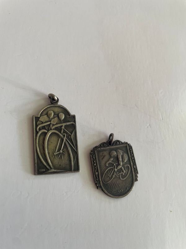 Lote de 2 Medallas Plateadas de Ciclistas Estilo Art Nouveau