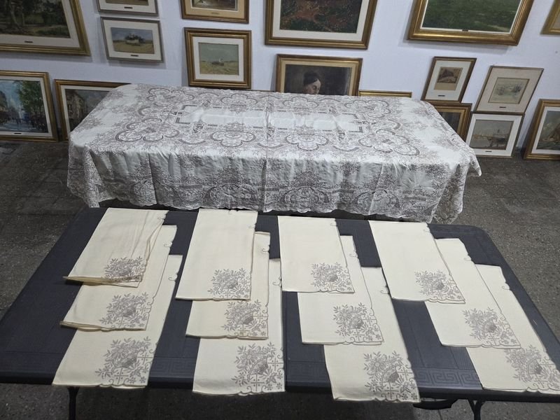 Lote siguiente: Mantel Mayorca Bordado con 12 Servilletas