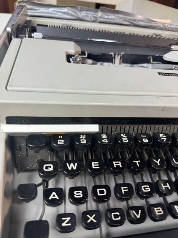 Antigua máquina de escribir Olivetti en su estuche - imagen 3