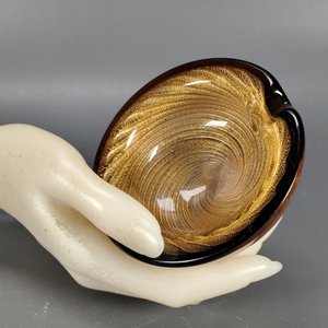 Lote siguiente: Cenicero de Cristal con Diseño Dorado Espiralado