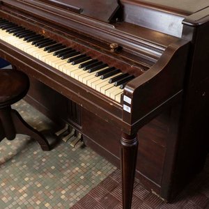Piano Vertical Wurlitzer Americano con Banqueta Giratoria - imagen 2