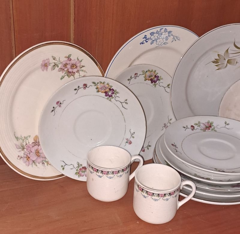 Platos y Tazas de Porcelana Blanca en Excelente Estado - imagen 3
