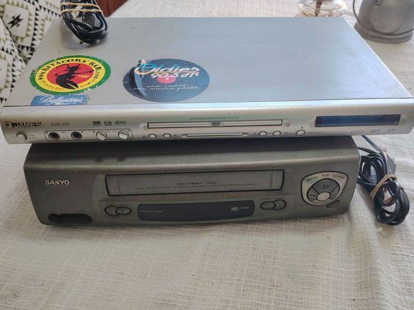 DVD y reproductor Sanyo con estantería - imagen 3