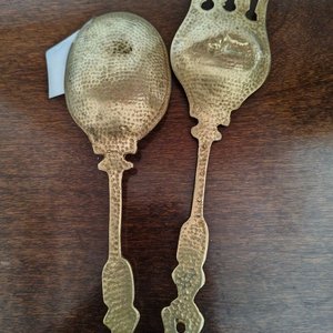Adornos de Bronce para Colgar: Tenedor y Cuchara con Escenas Grabadas - imagen 4