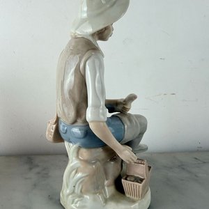 Figura de Porcelana Valenciana Casades: Joven Vendedor con Pescado y Pajarito - imagen 2