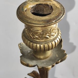 Portavelas de Bronce con Diseño Floral y Base Ornamentada - imagen 3