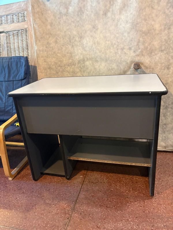 Lote siguiente: Mesa de trabajo en buen estado