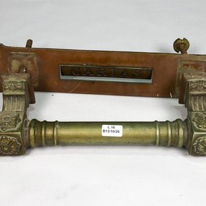 Manijón de Bronce Labrado Floral con Cartero "Cartas" - imagen 1
