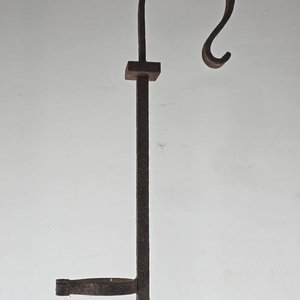 Antiguo Soporte de Hierro Forjado con Gancho - imagen 3