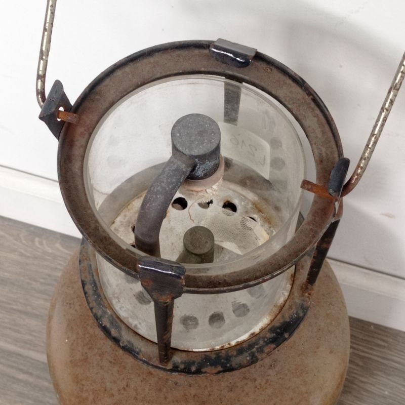 Garrafa de metal con farol y defectos - imagen 4