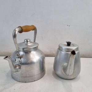 Par de Cafeteras de Aluminio Vintage con Detalles - imagen 3