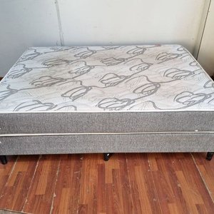 Sommier y Colchón de 2 Plazas con Base - Estampado Gris y Blanco - imagen 2