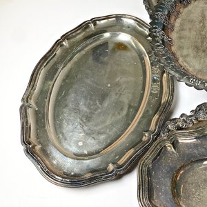 Lote de 9 Bandejas y Centros de Mesa Metálicos con Diseños Repujados - imagen 3